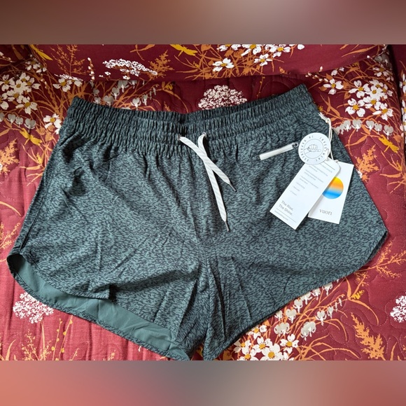 Vuori Green Athletic Shorts with Dolphin Hem Size XL - Picture 3 of 8